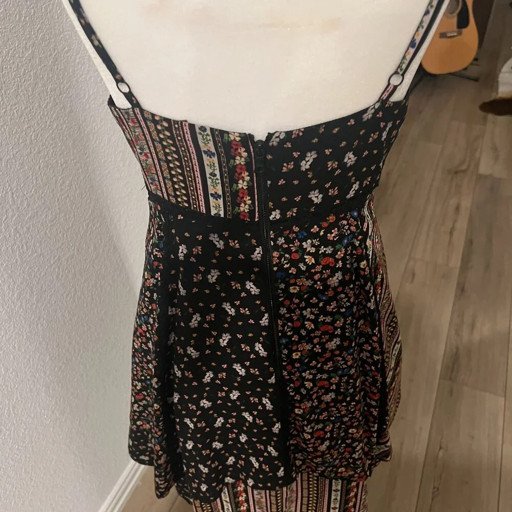 Alice & Olivia Delilah Tiered Floral Print Dress Size 6 - Picture 6 of 14